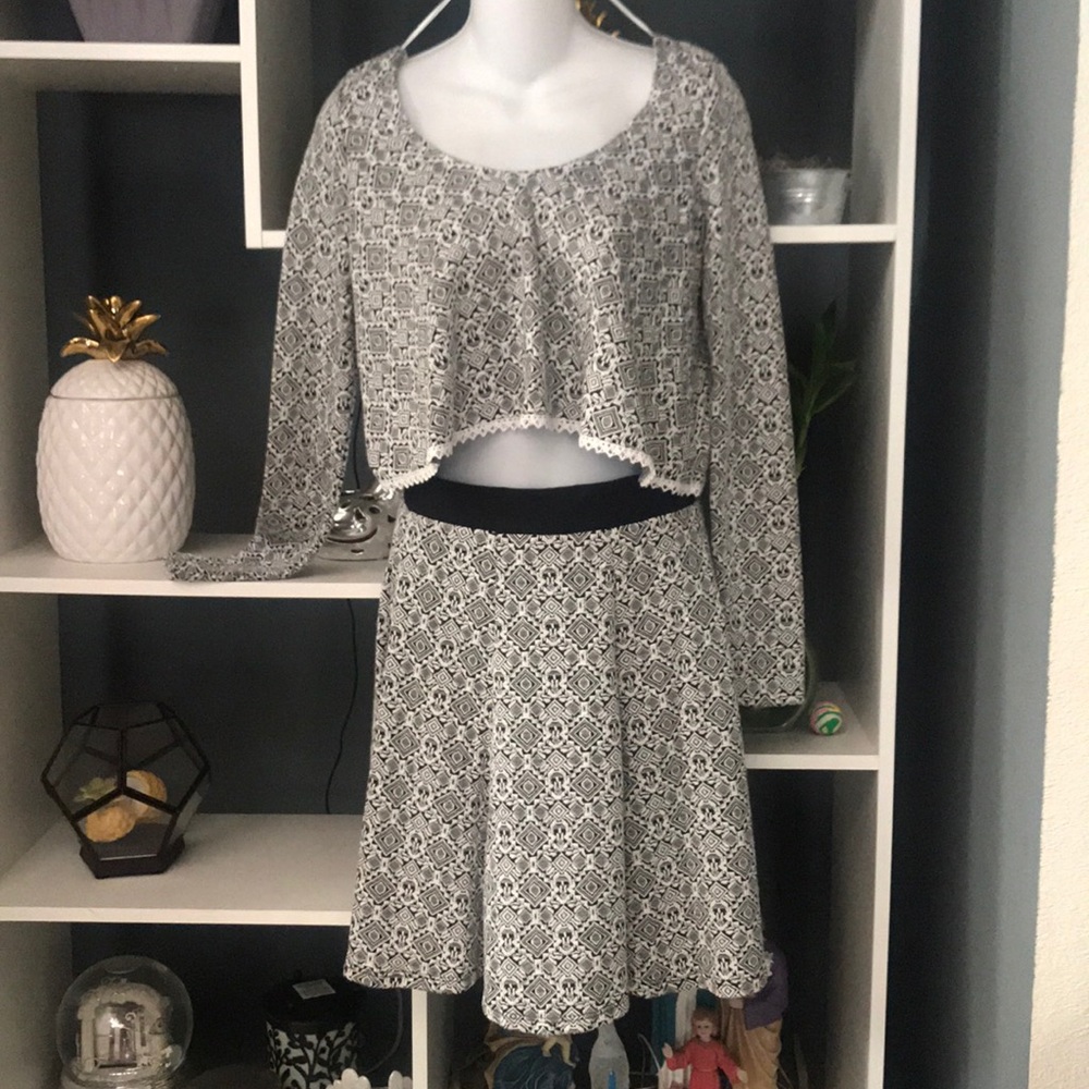 🌺SALE!!🌺 2 piece long sleeve crop top skirt set